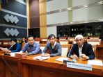 Achmad Michdan (pakai peci putih) di DPR-RI.